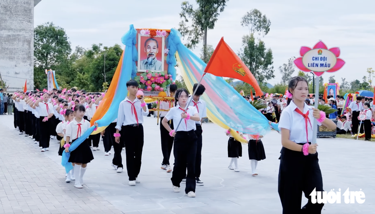 Hàng ngàn thiếu nhi tạo hình Tổ quốc giữa quê hương Bác Hồ - Ảnh 6.