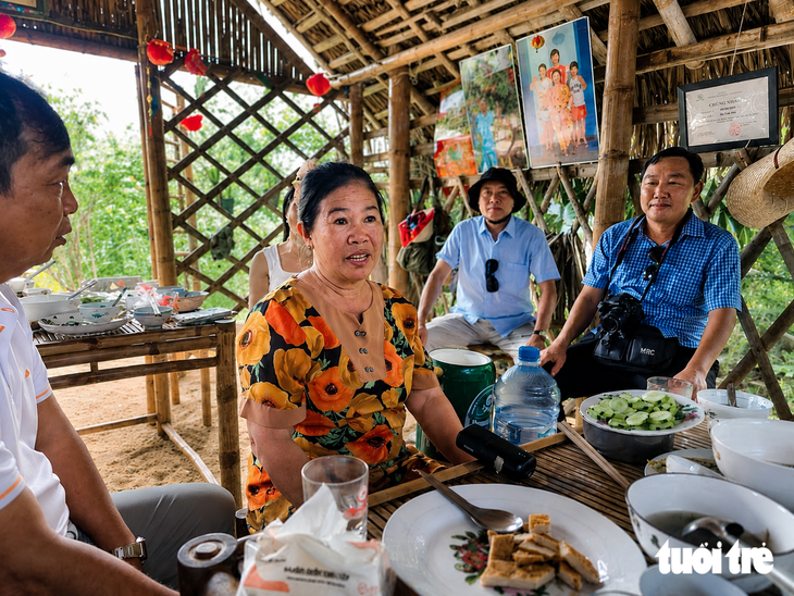 Làng chài ven biển biến cái khó thành 'mỏ vàng' du lịch  - Ảnh 2.