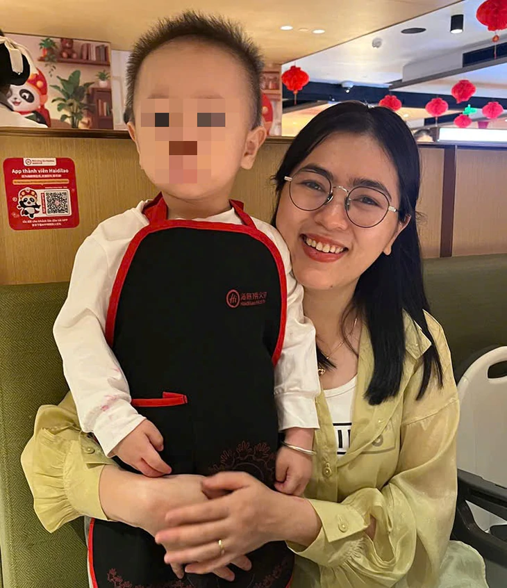 Cô gái mồ côi mà phóng viên Tuổi Trẻ năn nỉ bước vào giảng đường 10 năm trước, giờ thế nào? - Ảnh 1.