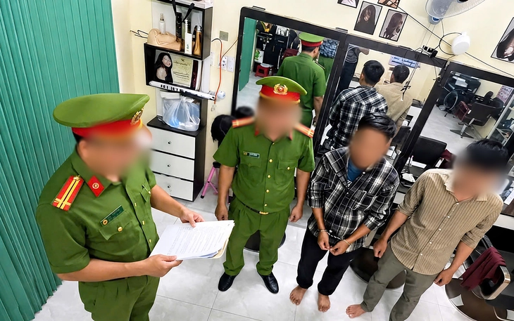 Tạm giữ 4 người lấy còng số 8 bắt người rồi ép viết giấy nợ - Ảnh 2.