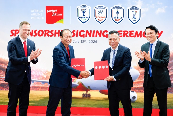 Thắng Thái Lan lượt đi chung kết ASEAN Cup, cờ Việt Nam rực đỏ Bangkok - Ảnh 3.