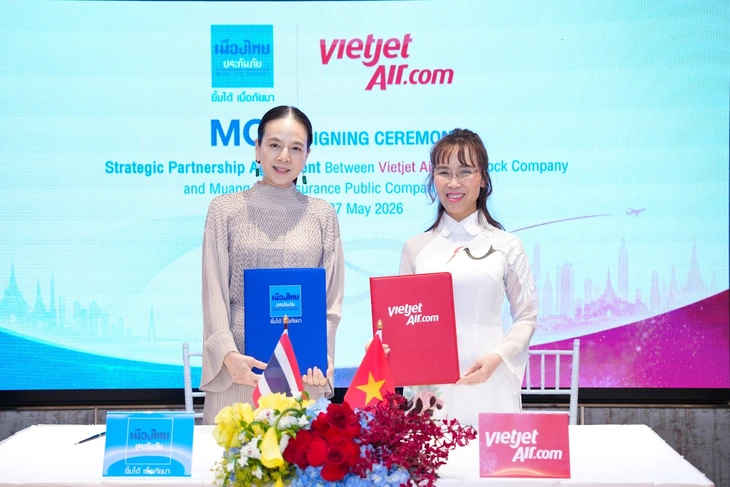 Thắng Thái Lan lượt đi chung kết ASEAN Cup, cờ Việt Nam rực đỏ Bangkok - Ảnh 4.