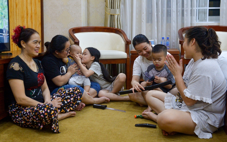 Đá lớn từ núi lăn xuống khu dân cư, làm hư hỏng nhà dân ở Lạng Sơn  - Ảnh 6.
