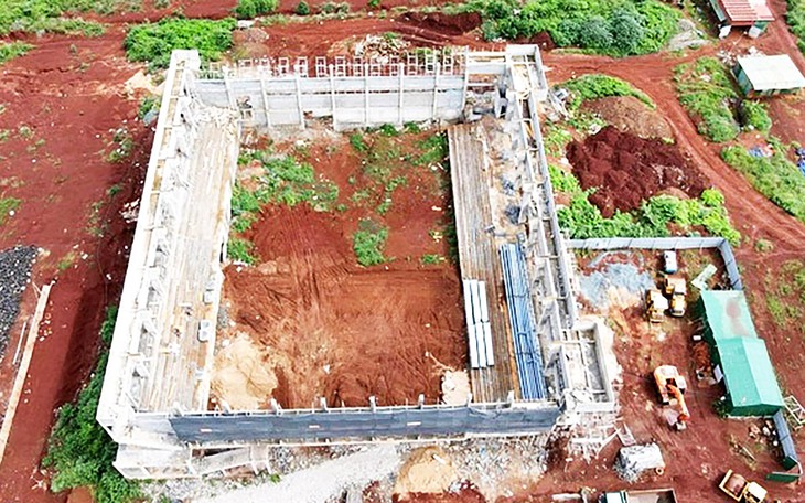 Xã nói gì về Nhà thi đấu 1.000 chỗ ngồi đang xây bị nứt gãy? - Ảnh 2.