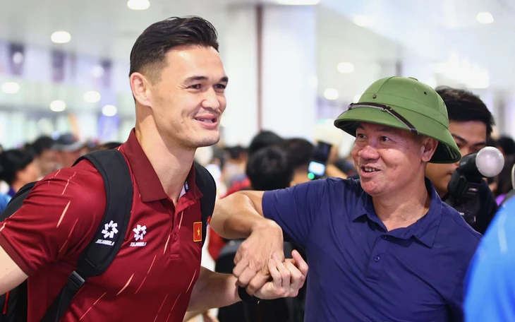 Chê HLV Hudson 'kém tài' so với ông Kim Sang Sik, chuyên gia Thái Lan kêu gọi Kiatisak trở lại  - Ảnh 2.