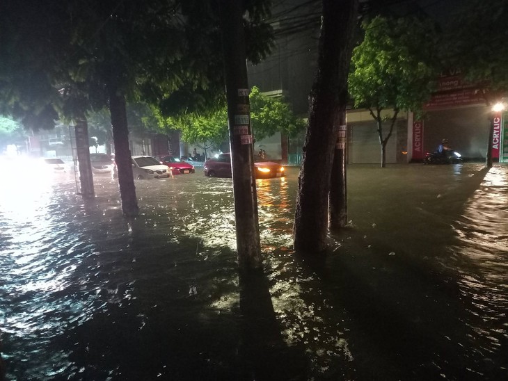 Mưa như trút nước, nhiều tuyến đường ở Hải Phòng biến thành sông - Ảnh 6.
