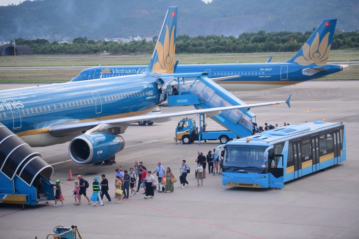 Vé máy bay dịp 2 - 9 vẫn còn nhiều , sân bay tăng chuyến đêm Tết 2027 - Ảnh 1.