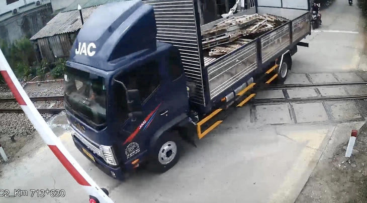 Vượt đèn đỏ rồi làm gãy luôn thanh chắn đường sắt, tài xế xe tải bị phạt 41,5 triệu đồng - Ảnh 1.