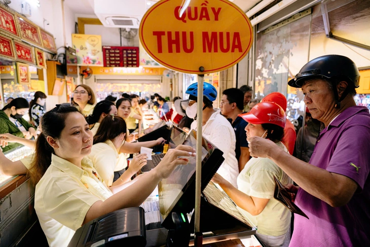 Giá vàng và giá bạc trong nước có bị 'dìm giá'? - Ảnh 2.