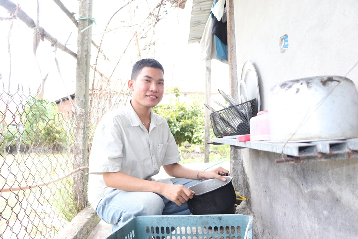 Mồ côi cha, theo mẹ bán ve chai trúng tuyển Đại học Fulbright - Ảnh 6.