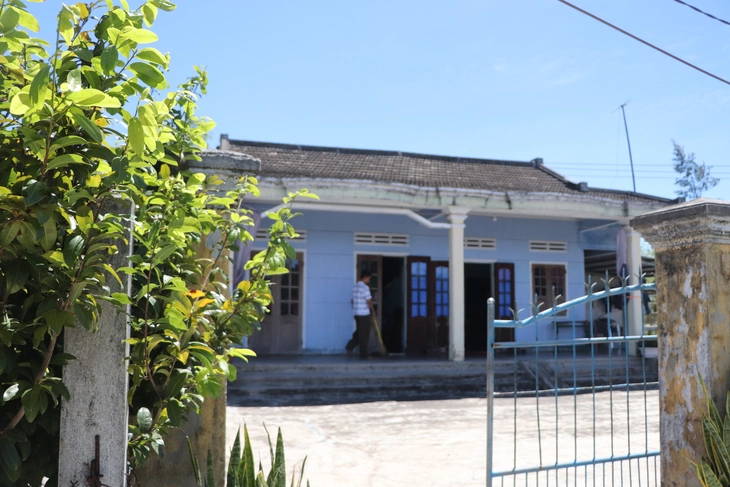 Mồ côi cha, theo mẹ bán ve chai trúng tuyển Đại học Fulbright - Ảnh 4.