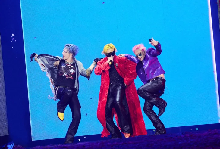 Thót tim trên sân khấu BigBang: G-DRAGON cứu người khỏi tai nạn nguy hiểm - Ảnh 2.