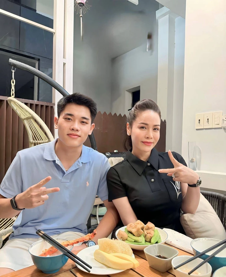 Nhật Kim Anh và cầu thủ Đình Bắc gây sốt   - Ảnh 2.