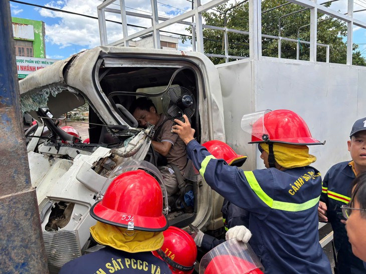 Cảnh sát chạy đua giải cứu người mắc kẹt sau tai nạn ở Đà Nẵng - Ảnh 2.
