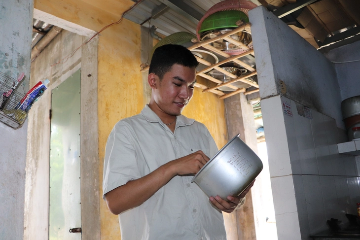Mồ côi cha, theo mẹ bán ve chai trúng tuyển Đại học Fulbright - Ảnh 5.