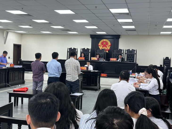 Cựu hiệu trưởng Cao đẳng Du lịch Hà Nội hầu tòa vụ ‘ăn chặn tiền A80’, sinh viên dự kín phòng xử - Ảnh 1.
