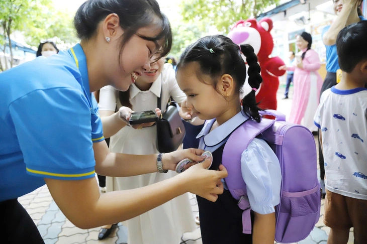 Đồng phục cặp học sinh, người nói chuyện của chục năm trước, người nói 'bày vẽ, tốn tiền' - Ảnh 1.