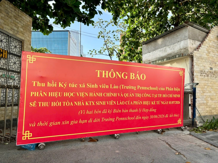 Trường quốc tế bất ngờ đóng cửa trong ngày đầu học sinh đến trường - Ảnh 2.