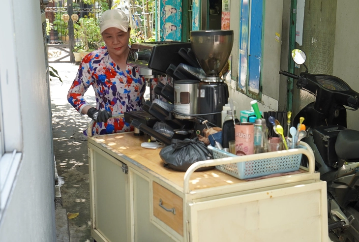 Chồng đột ngột mất vì COVID-19, vợ nghỉ nghề giáo 20 năm bán cà phê nuôi con - Ảnh 4.