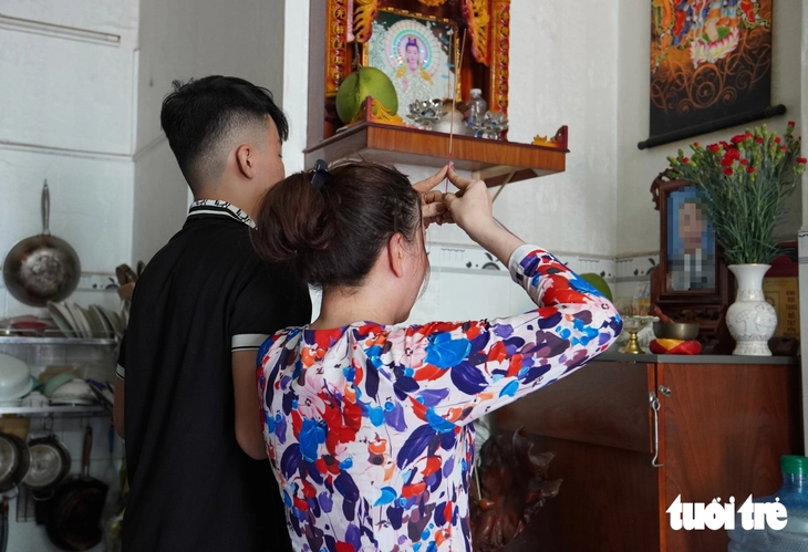 Chồng đột ngột mất vì COVID-19, vợ nghỉ nghề giáo 20 năm bán cà phê nuôi con - Ảnh 1.