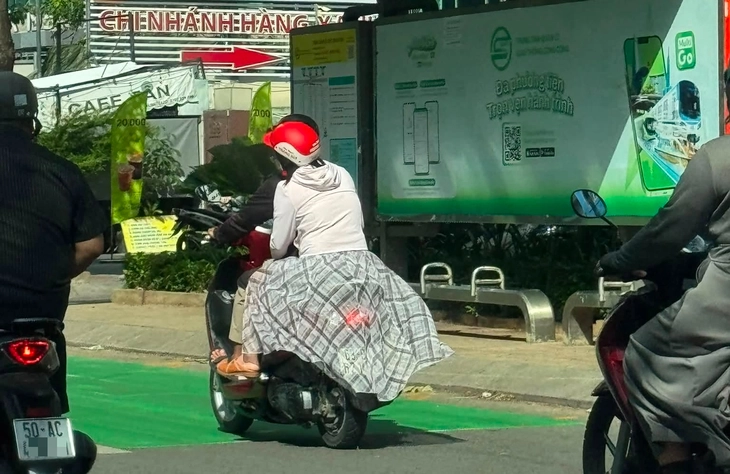 Để tà váy vô tình che biển số xe có bị coi là hành vi che - Ảnh 1.