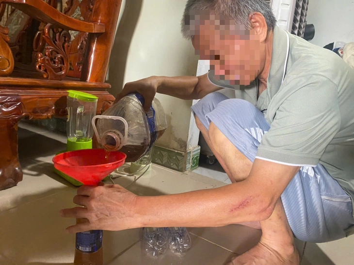 Chữa bệnh như 'Thần y': Ung thư 10 tháng uống 100 chai thuốc và cam kết khỏi bệnh - Ảnh 3.