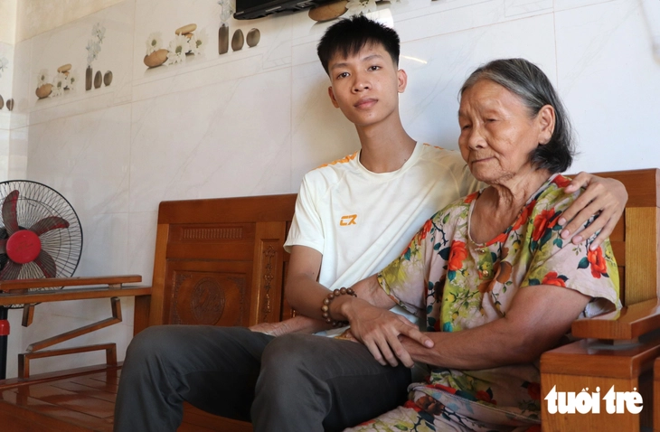 Xóa nợ 1,7 tỉ cho vợ chồng bị điện giật chết: Khi nào trao lại sổ cho gia đình? - Ảnh 1.