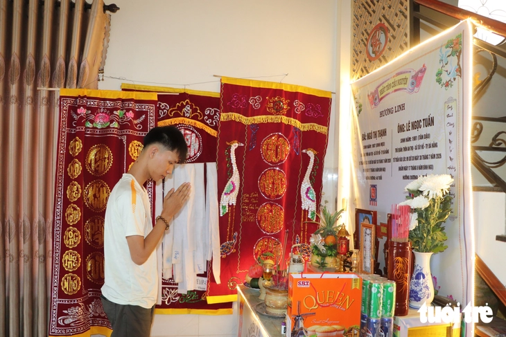 Xóa nợ 1,7 tỉ cho vợ chồng bị điện giật chết: Khi nào trao lại sổ cho gia đình? - Ảnh 2.