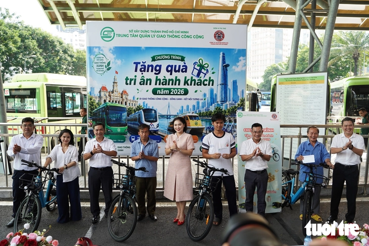 Đi bán vé số bằng xe buýt bất ngờ trúng xe đạp trợ lực điện - Ảnh 2.