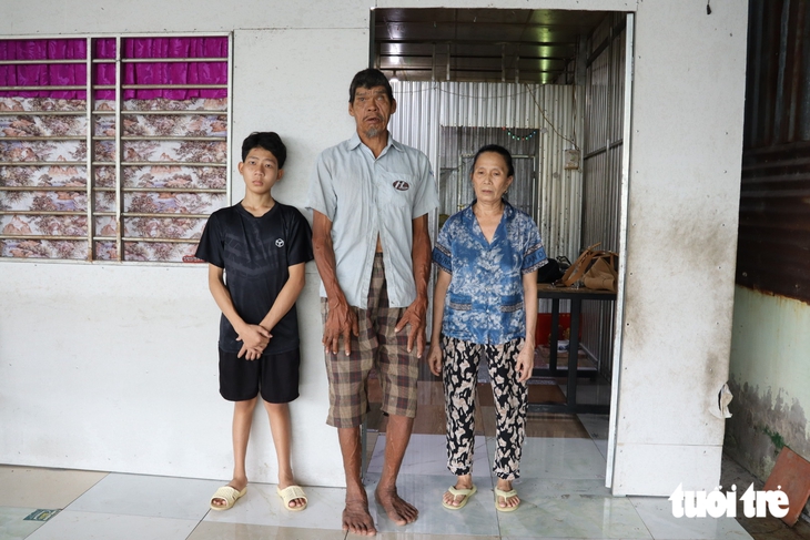 Người đàn ông cao hơn 2,1m ở Cần Thơ nay ra sao khi tuổi xế chiều? - Ảnh 1.
