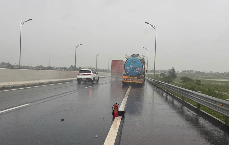 Trời mưa dừng xe trên cao tốc, chỉ đặt bình chữa cháy cách xe 18m, tài xế bị phạt 13 triệu - Ảnh 1.