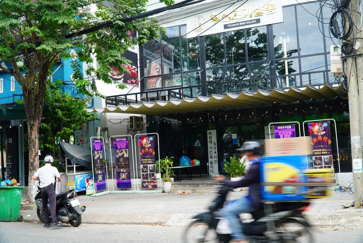 Hơn 1 tháng xử lý biển hiệu 'trắng' tiếng Việt: nơi chuyển động, nơi vẫn chưa rục rịch - Ảnh 6.