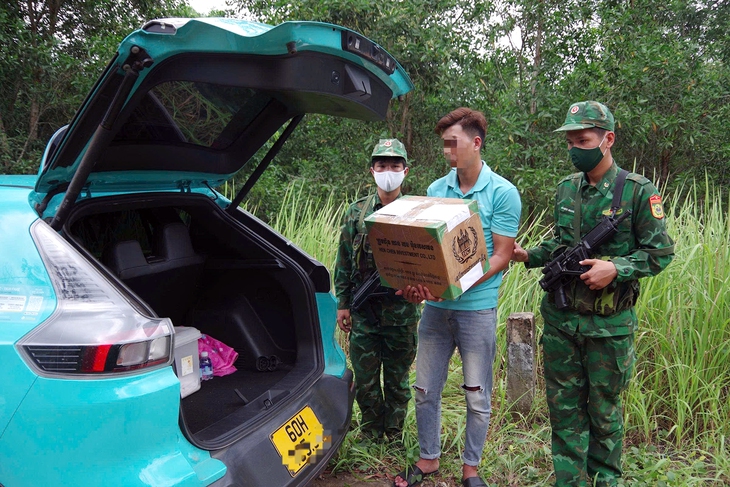 Bộ đội Biên phòng Đồng Nai truy đuổi, bắt ô tô công nghệ chở gần 20kg ma túy khu vực biên giới - Ảnh 1.