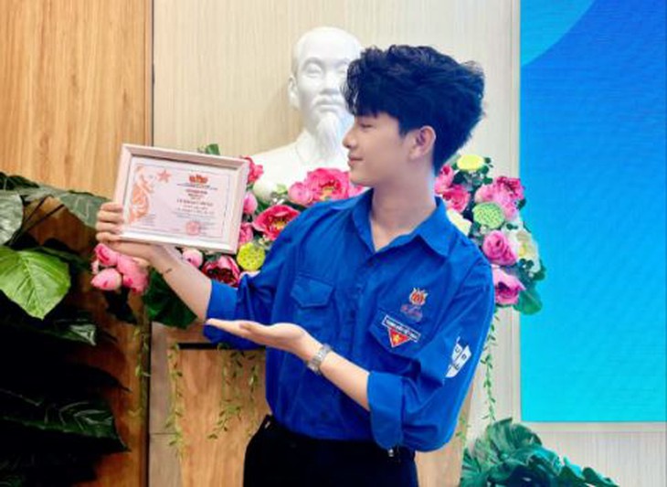 Netizen đòi 'nổ in4' thanh niên đang viral hình ảnh chào cờ dưới mưa - Ảnh 2.