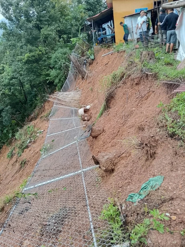Vệt sạt lở kéo dài lên sát trường bán trú ở Lạng Sơn - Ảnh 3.