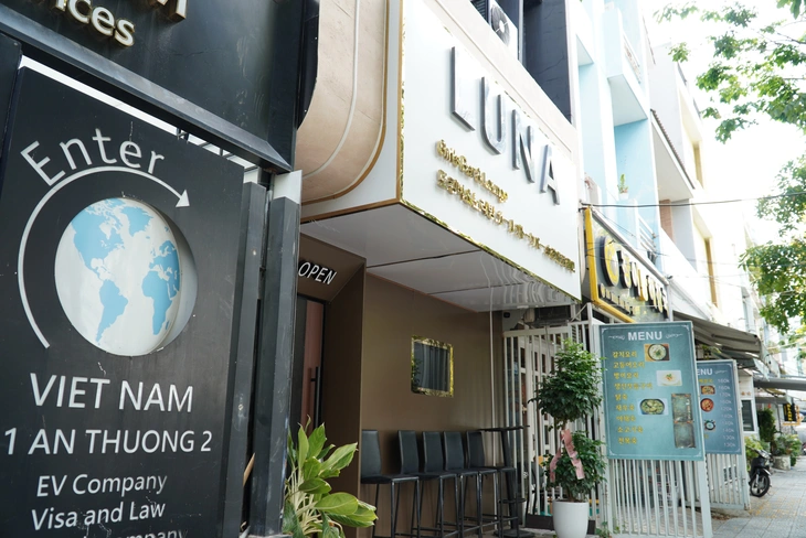 Hơn 1 tháng xử lý biển hiệu 'trắng' tiếng Việt: nơi chuyển động, nơi vẫn chưa rục rịch - Ảnh 1.
