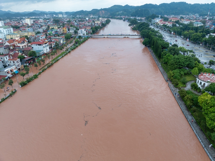 Đá lớn từ núi lăn xuống khu dân cư, làm hư hỏng nhà dân ở Lạng Sơn  - Ảnh 4.