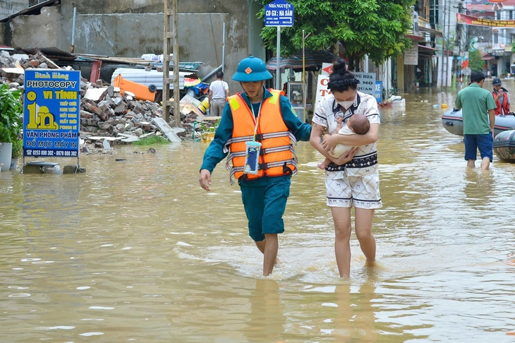 Mẹ bồng con nhỏ mắc kẹt giữa biển nước ở Lạng Sơn - Ảnh 14.