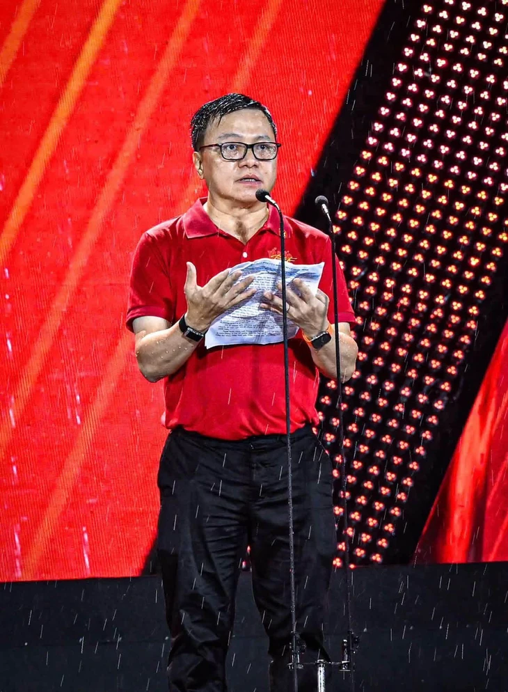 Ba MC đội mưa dẫn Tổ quốc trong tim: Khi kịch bản ướt nhẹp, cảm xúc lên tiếng - Ảnh 2.