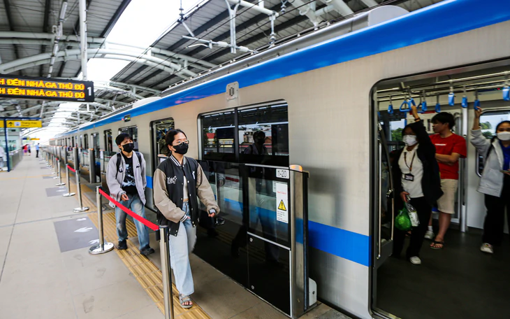 Metro TP.HCM: Đừng để 'trên trời tàu chạy băng băng, dưới đất vẫn kẹt xe' - Ảnh 2.