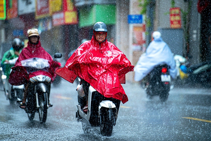 Thời tiết hôm nay 24-8: Bắc Bộ mưa rất to, Nam Bộ và Trung Bộ nắng - Ảnh 2.
