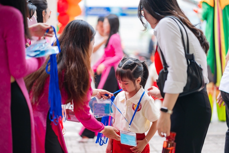 Trường Tiểu học Nguyễn Thái Học đón học sinh lớp 1: Đẩy mạnh đưa tiếng Anh thành ngôn ngữ thứ hai - Ảnh 4.