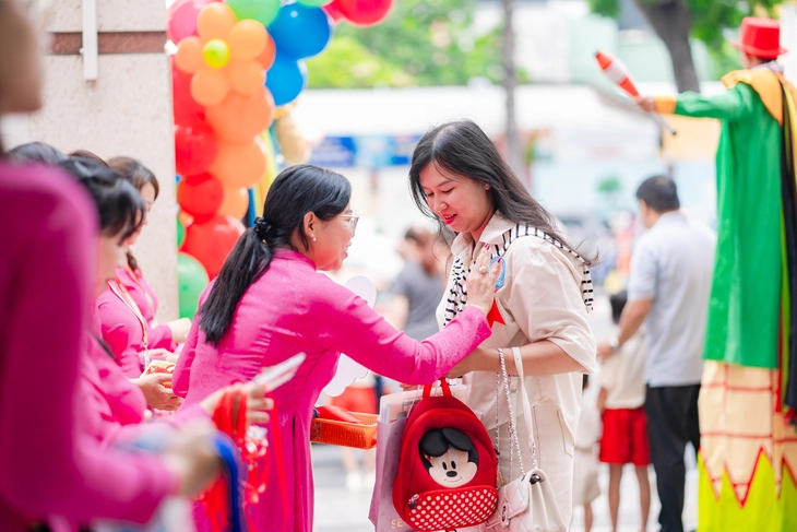Nhấn vào ảnh để phóng to Trường Tiểu học Nguyễn Thái Học đón học sinh lớp 1: Đẩy mạnh đưa tiếng Anh thành ngôn ngữ thứ hai - Ảnh 3.