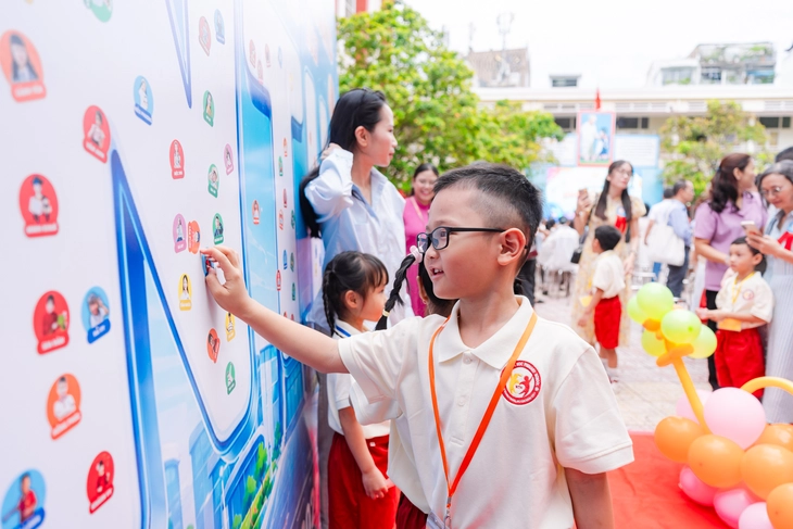 Trường Tiểu học Nguyễn Thái Học đón học sinh lớp 1: Đẩy mạnh đưa tiếng Anh thành ngôn ngữ thứ hai - Ảnh 5.
