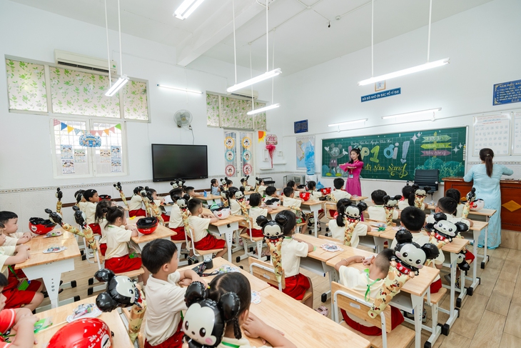 Trường Tiểu học Nguyễn Thái Học đón học sinh lớp 1: Đẩy mạnh đưa tiếng Anh thành ngôn ngữ thứ hai - Ảnh 8.
