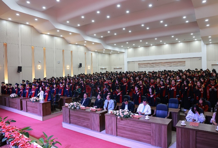 Lễ tốt nghiệp YersinUni 2023: Kỷ niệm 20 năm và cơ hội nghề nghiệp cho sinh viên - Ảnh 3.
