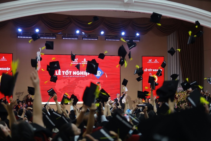 Lễ tốt nghiệp YersinUni 2023: Kỷ niệm 20 năm và cơ hội nghề nghiệp cho sinh viên - Ảnh 5.