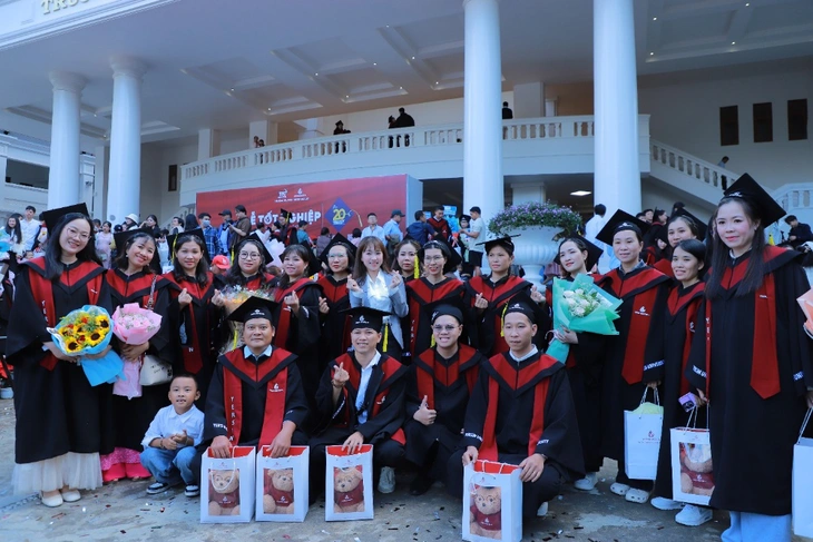 Lễ tốt nghiệp YersinUni 2023: Kỷ niệm 20 năm và cơ hội nghề nghiệp cho sinh viên - Ảnh 6.