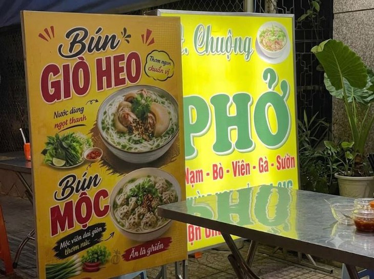 Thời AI lên ngôi, poster hội chợ 'sến nhưng dịu' lại được lòng dân mạng - Ảnh 2.