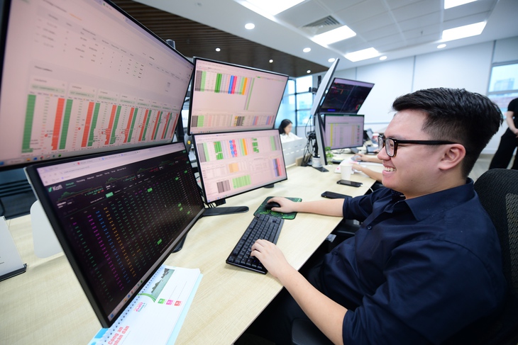 Cổ phiếu ngân hàng, chứng khoán diễn biến trái chiều sau khi vào rổ FTSE - Ảnh 2.